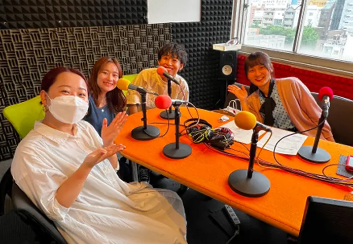 ラジオ番組に出演中の写真